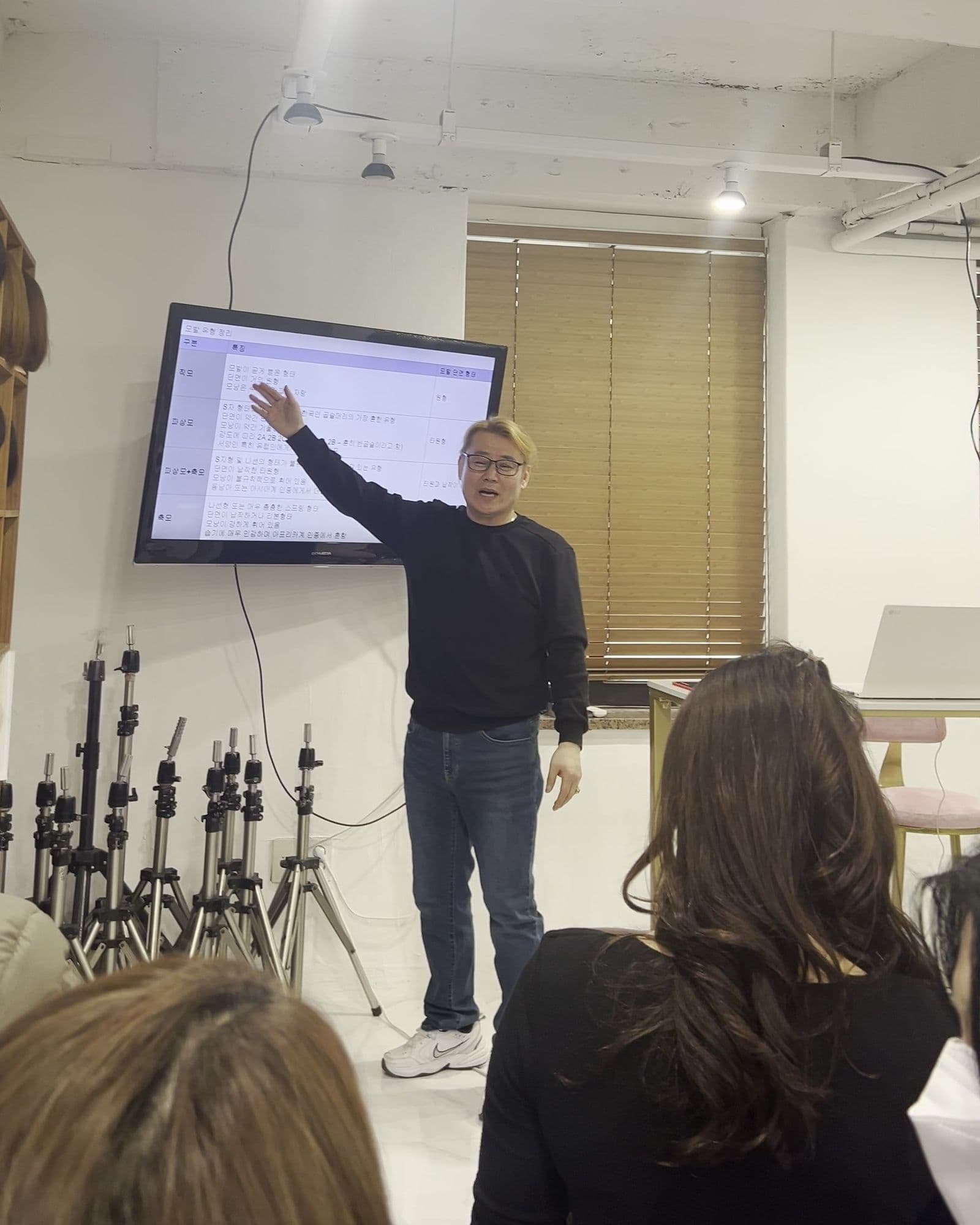 Hong Jihoon giving a lecture at MASSTIGE HAIR Academy